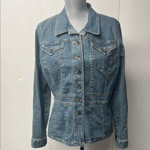Denim jacket made with stretch. Long sleeves and waist details.
